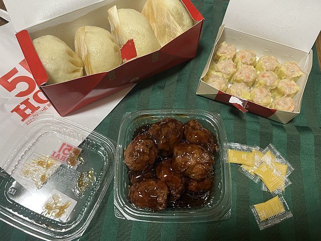 あきたんさん専用 551蓬莱 JR大阪駅御堂筋口店』の「Aセット(豚まん4個、海老焼売12個